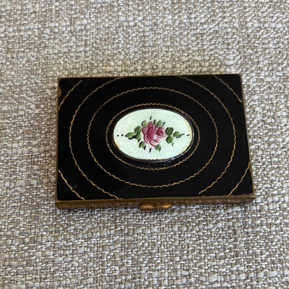 Vintage Shields Guilloché Rouge Compact
